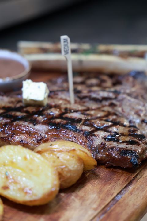 Steak with roast potatoes