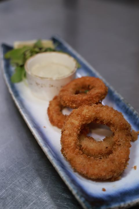 Onion rings and dip